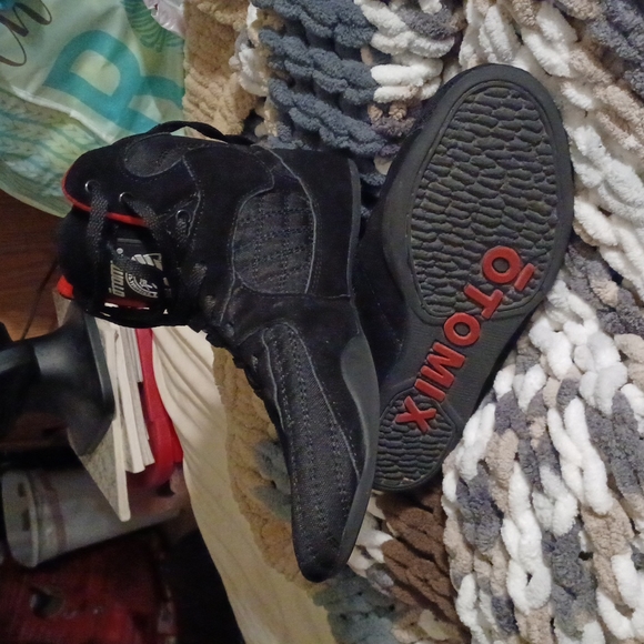 Athletic_Shoes